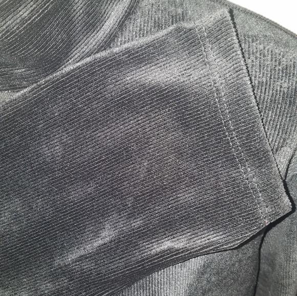 SLEEK BLACK RIBBED TOP WITH COLLAR CUTOUT - Picture 6 of 8